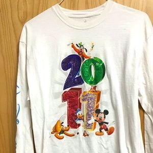 Disney long sleeve TeeShirt Beautiful Design-and comfy in Size Large
